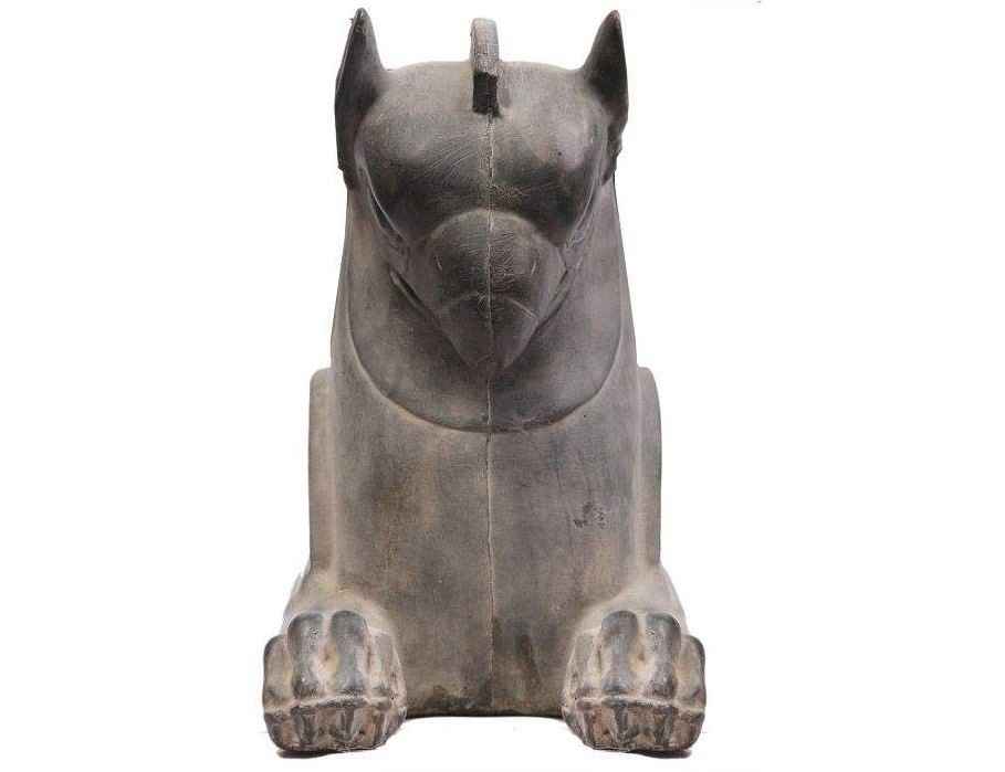 历史性波斯波利斯柱头：狮、鹰和牛雕像