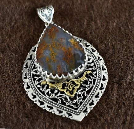 波斯雕刻银吊坠 – 欧泊宝石