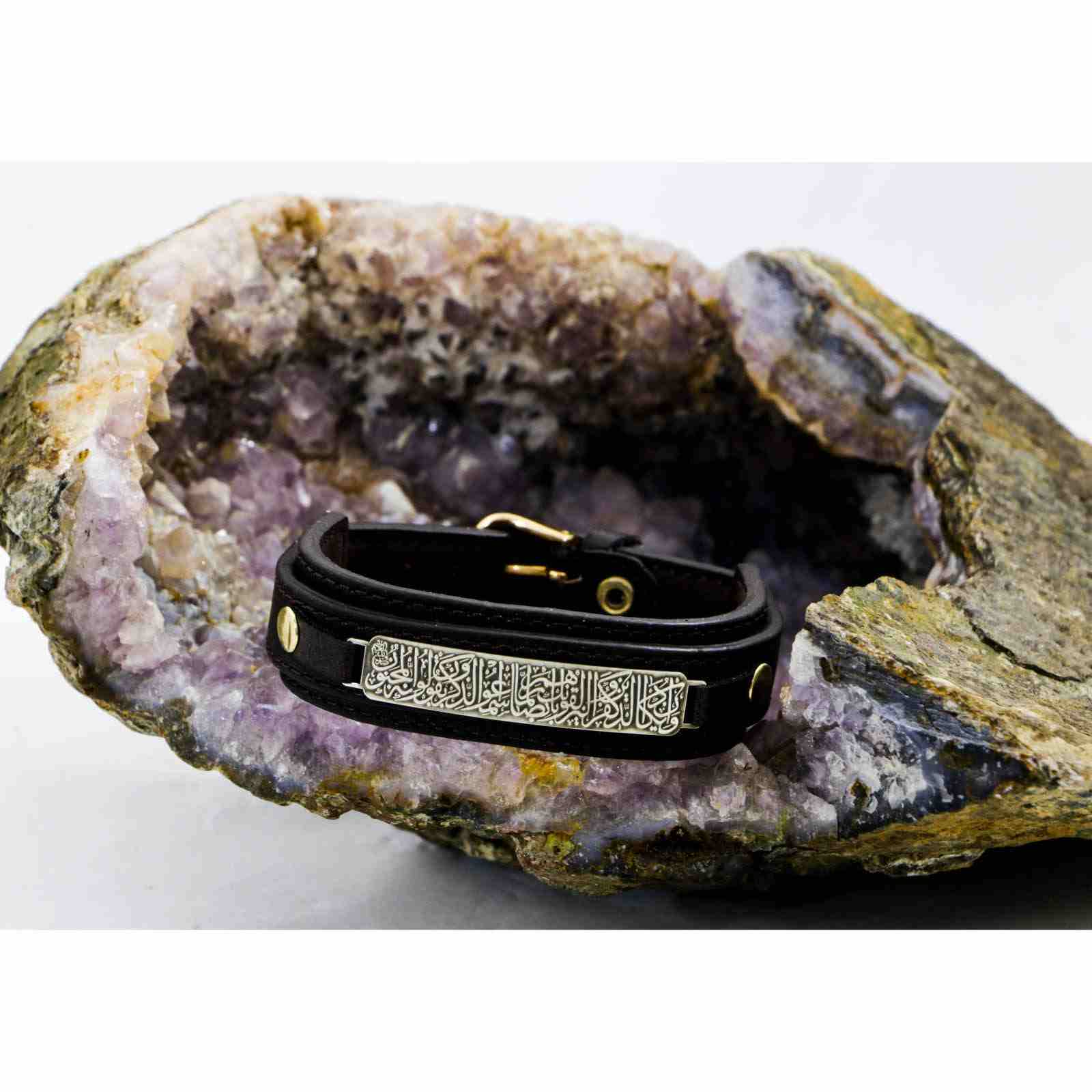 伊斯兰皮革手链 – 银色装饰，Wa In Yakad 诗句款