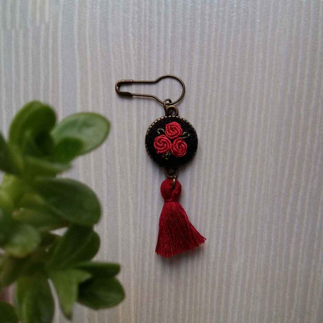 刺绣胸针别针 – 红花款