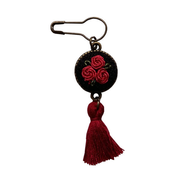 Main image of 刺绣胸针别针 – 红花款