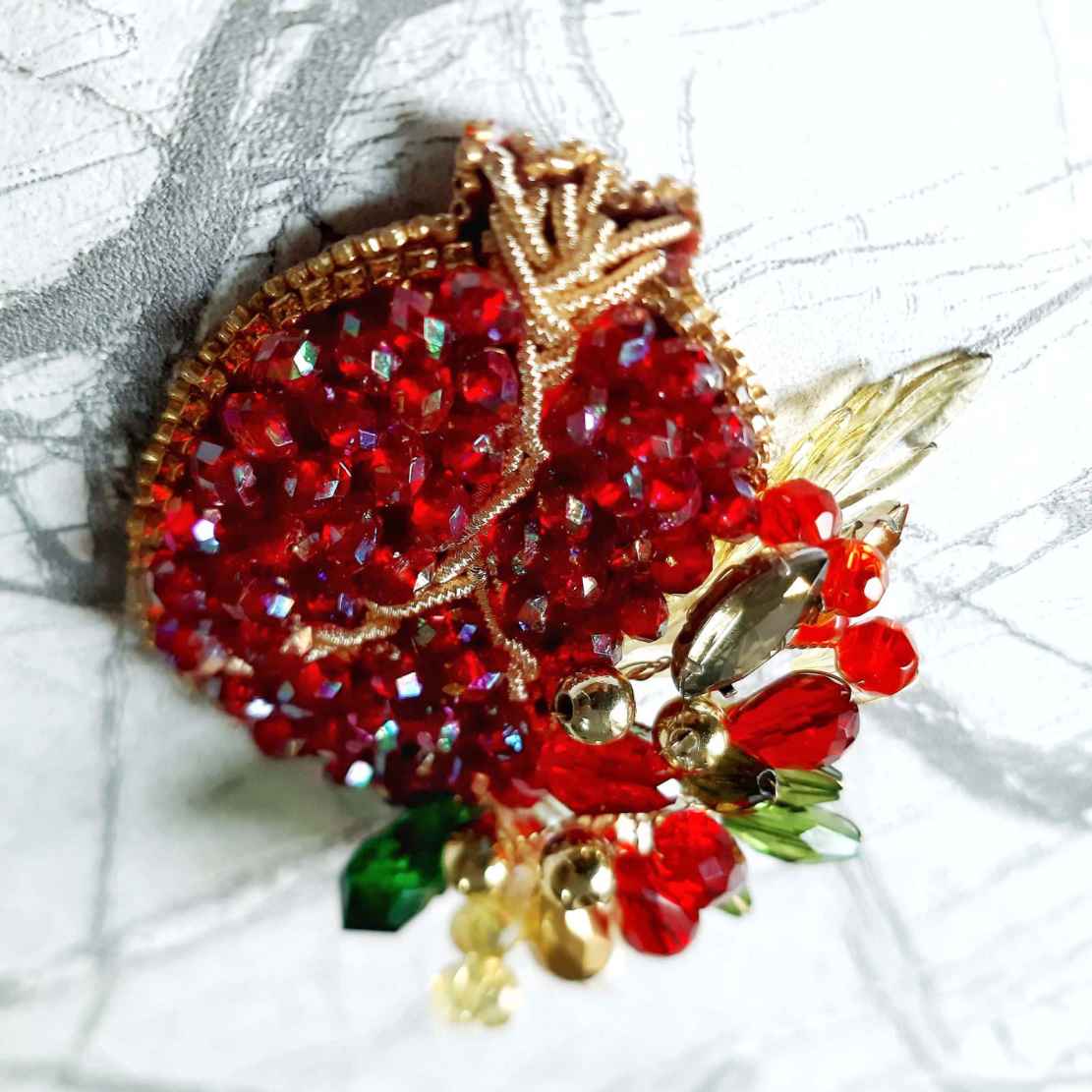 石榴胸针别针 – 象征性优雅款