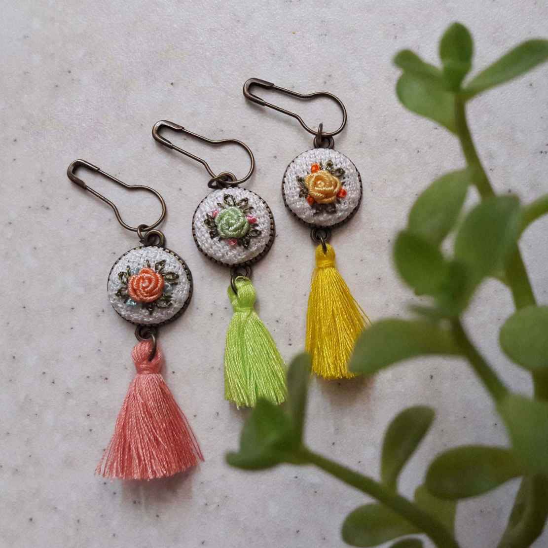 刺绣胸针别针 – 蓝色花卉设计