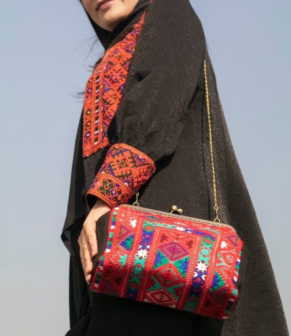 手工巴洛奇刺绣服装面板 – 经典设计