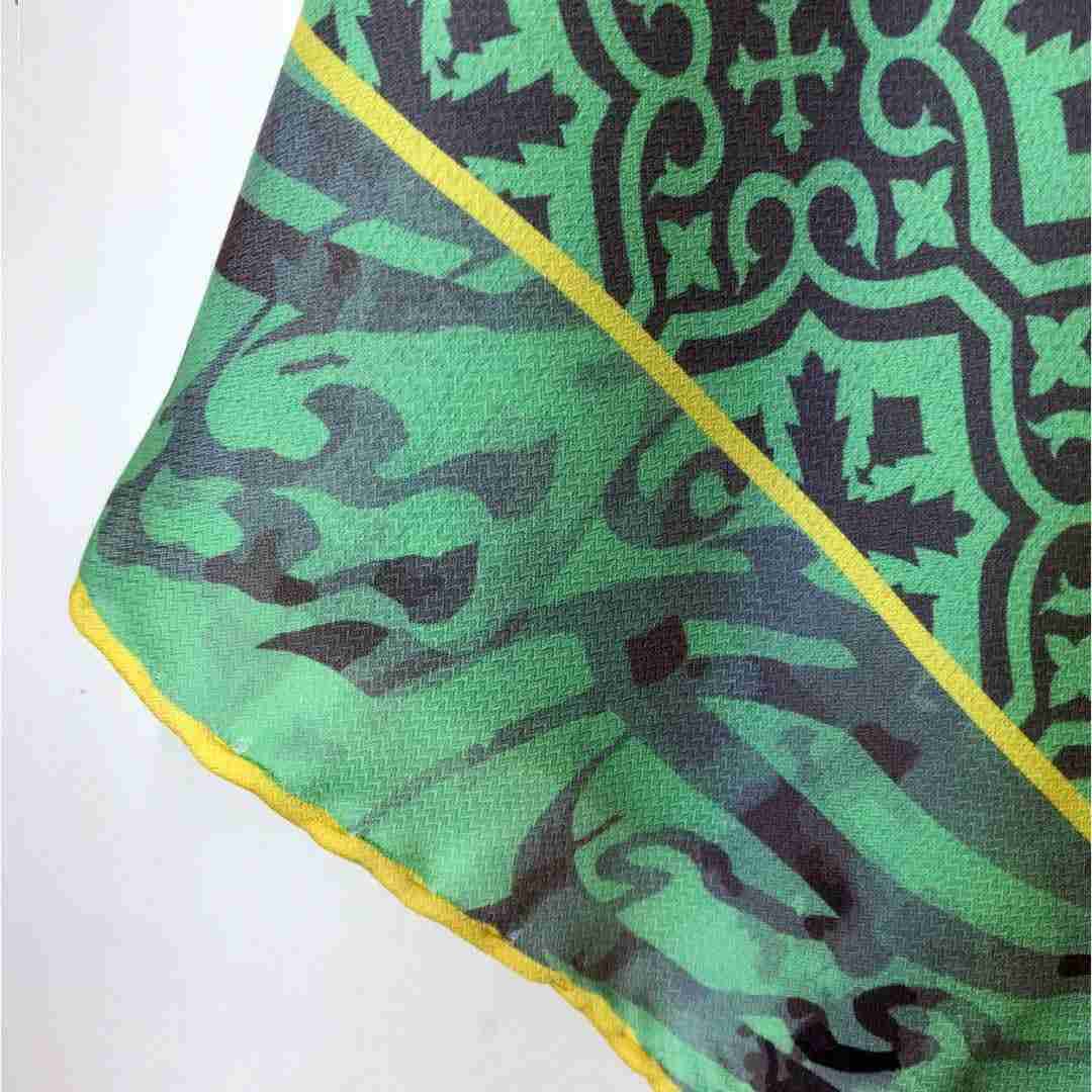 波斯艺术女士丝巾 – 奢华鲜艳 Nastaliq 印花