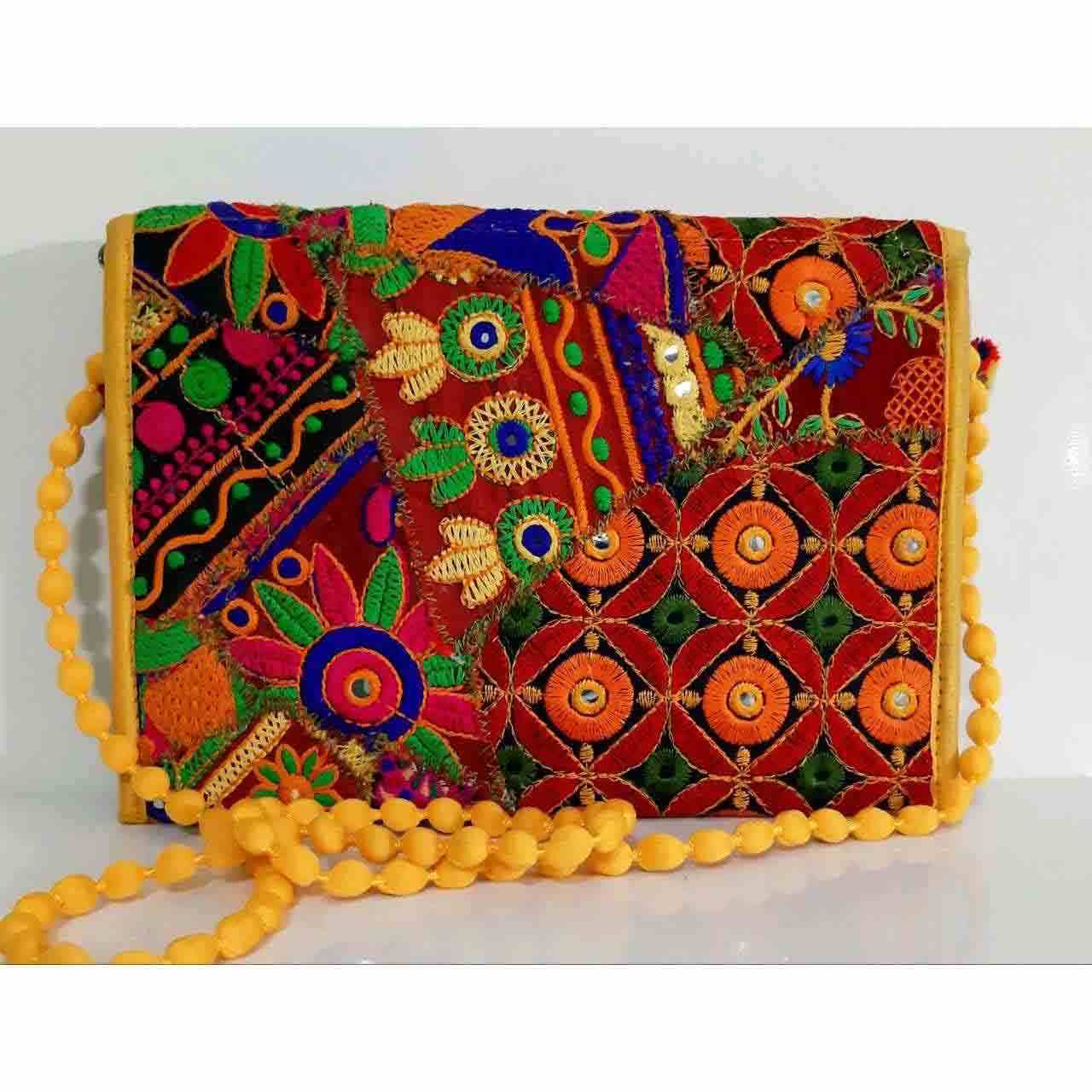 刺绣天鹅绒手拿包 – 花卉圆形图案