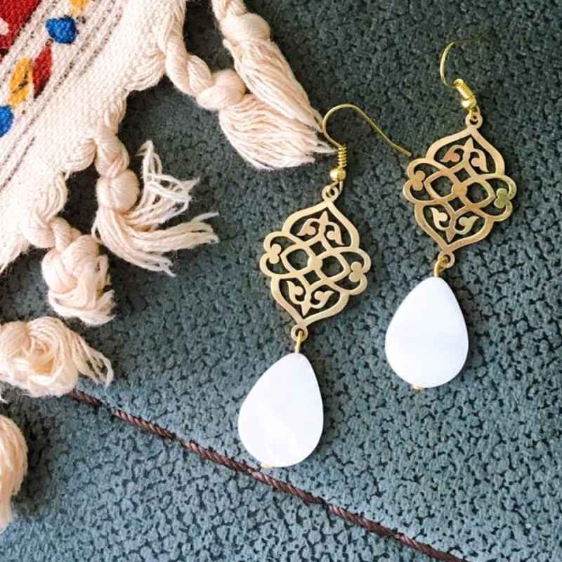 Main image of 波斯黄铜耳环 – 白色玛瑙款