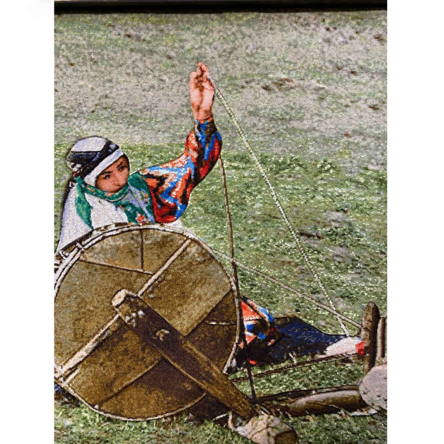 手工结制波斯挂毯 —— 来自塔布里兹，描绘纺纱场景