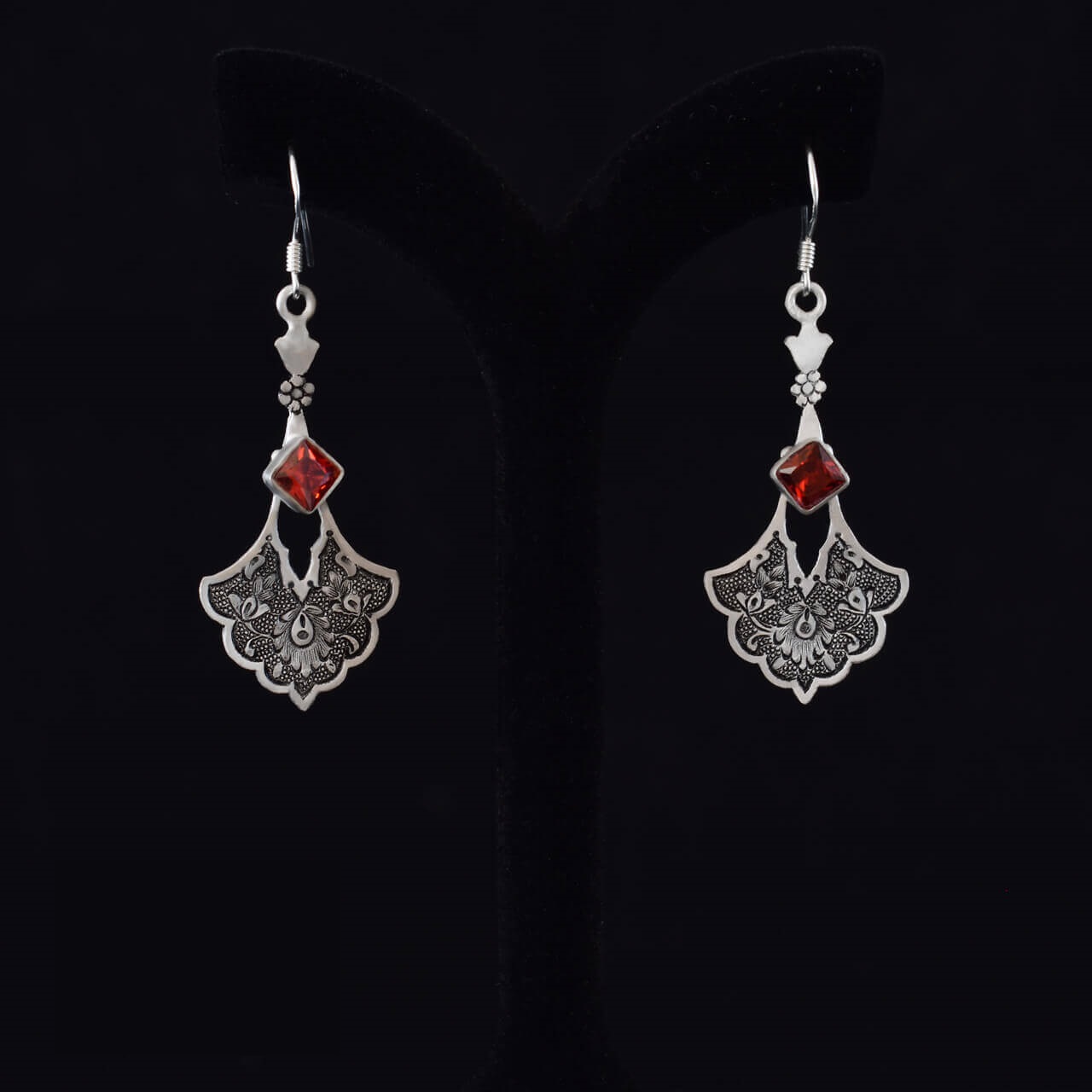 Main image of 波斯雕刻银耳环 – 合成宝石款