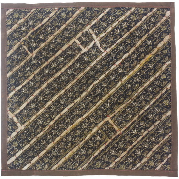 Main image of 刺绣靠垫套 – Diba 苏扎尼设计 II