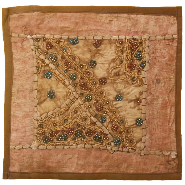 Main image of 刺绣靠垫套 – 花卉苏扎尼设计