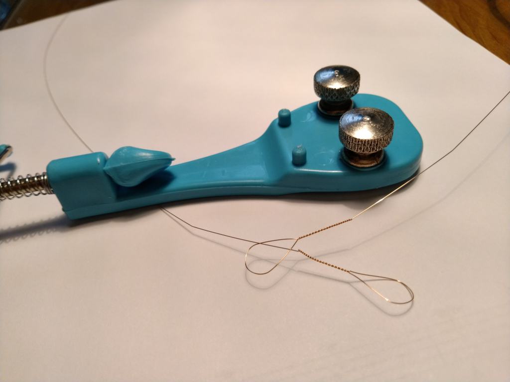 适用于波斯乐器的通用弦绞器