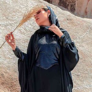 优雅蝴蝶阿巴亚女装 — 柔软面料与独特设计