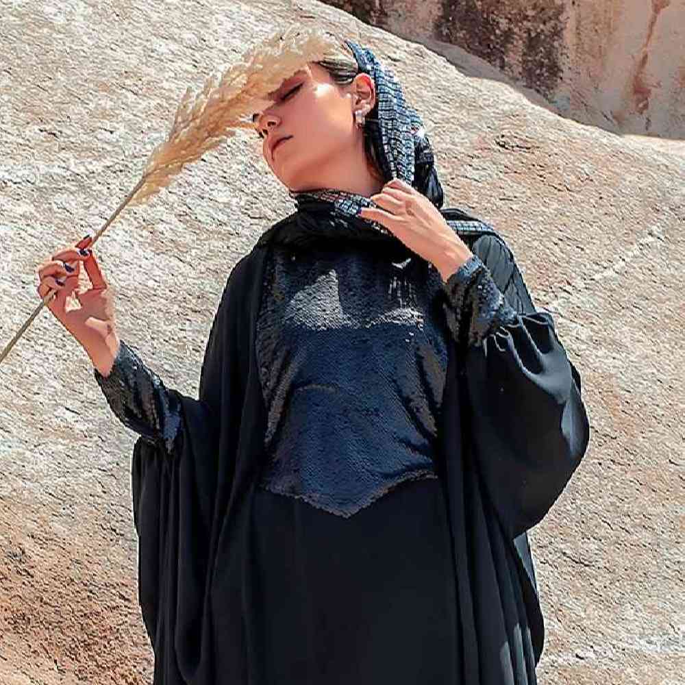 Main image of 优雅蝴蝶阿巴亚女装 — 柔软面料与独特设计