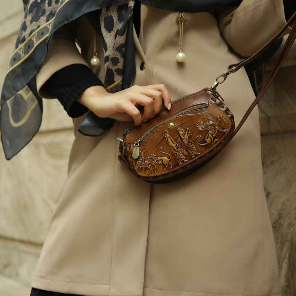 Main image of 奢华手工皮革斜挎单肩包 – Hakhamanesh 款