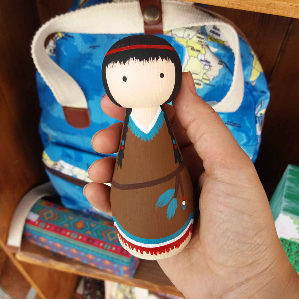 《手工木制挂钩娃娃 — 红皮 | 传统木制玩具》