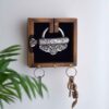 Thumbnail 2: 装饰性墙壁钥匙挂架 – 银色设计