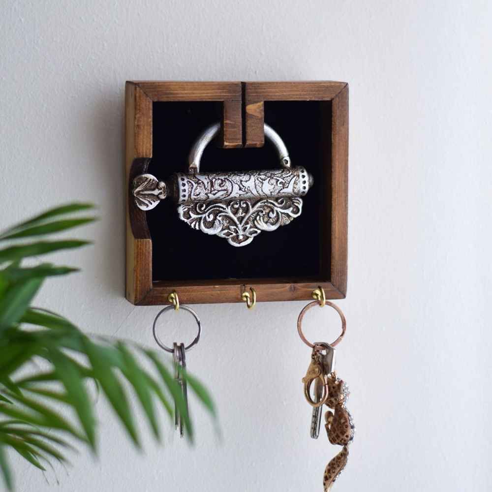 装饰性墙壁钥匙挂架 – 银色设计