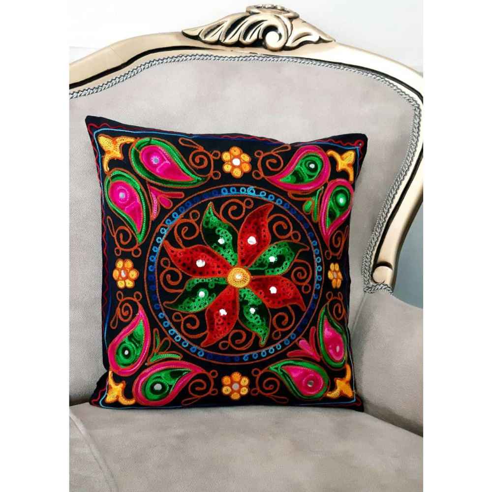 刺绣靠垫套 – 花卉苏扎尼设计