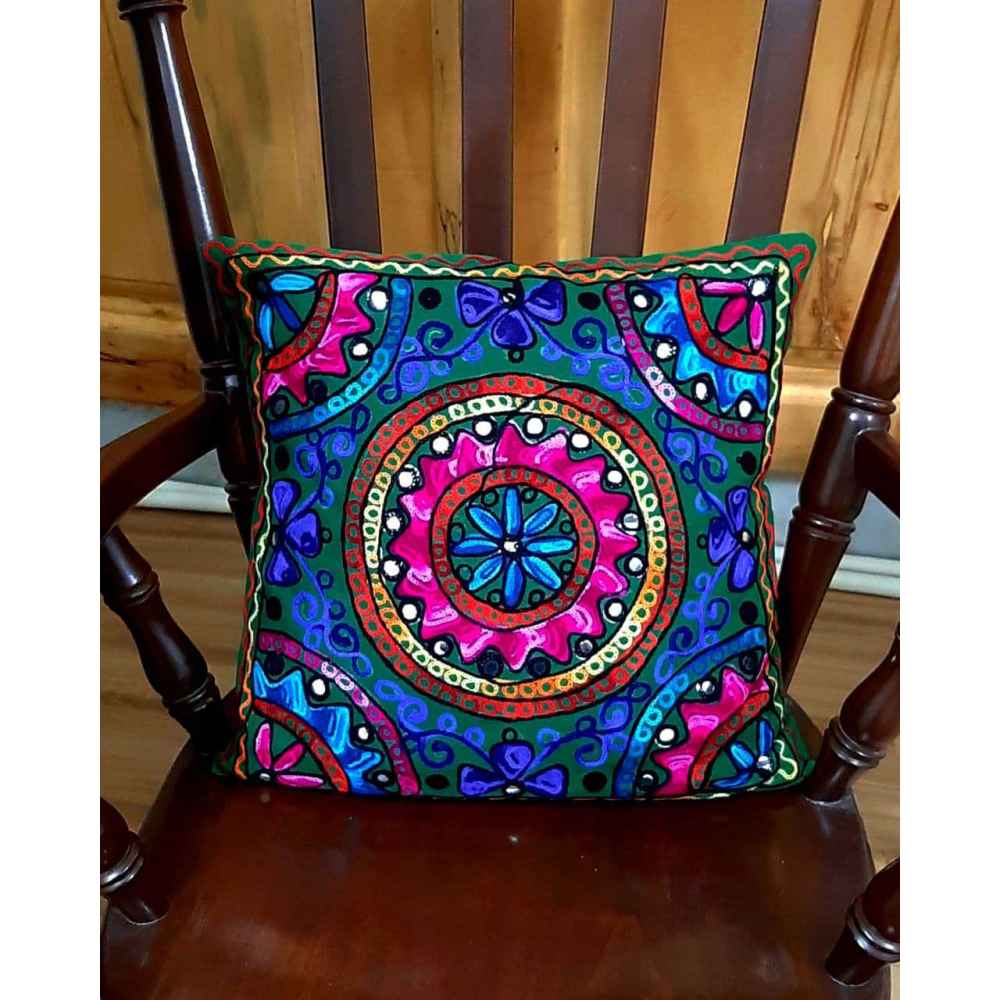 刺绣靠垫套 – 莫娜苏扎尼设计