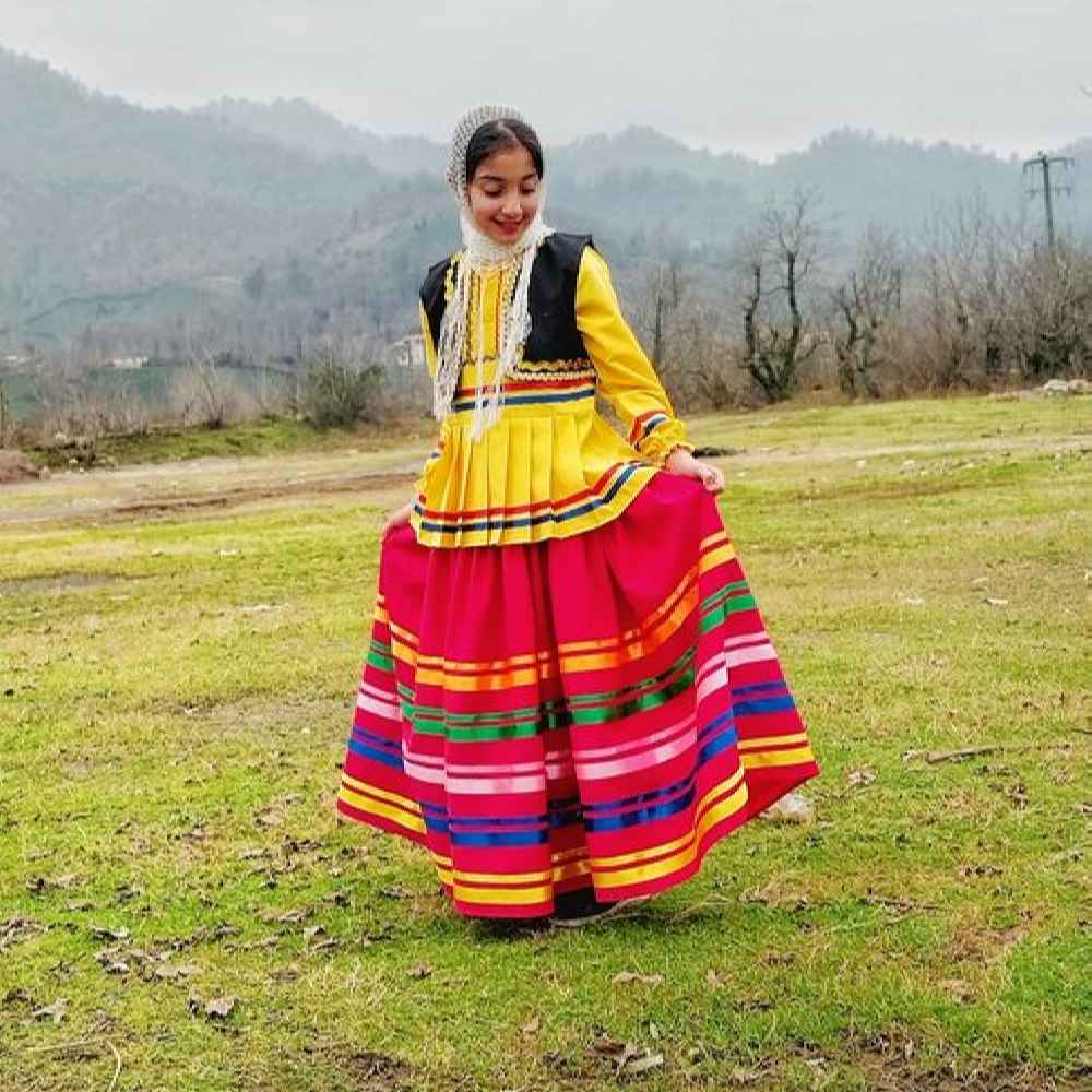 波斯吉拉尼女孩传统服饰套装