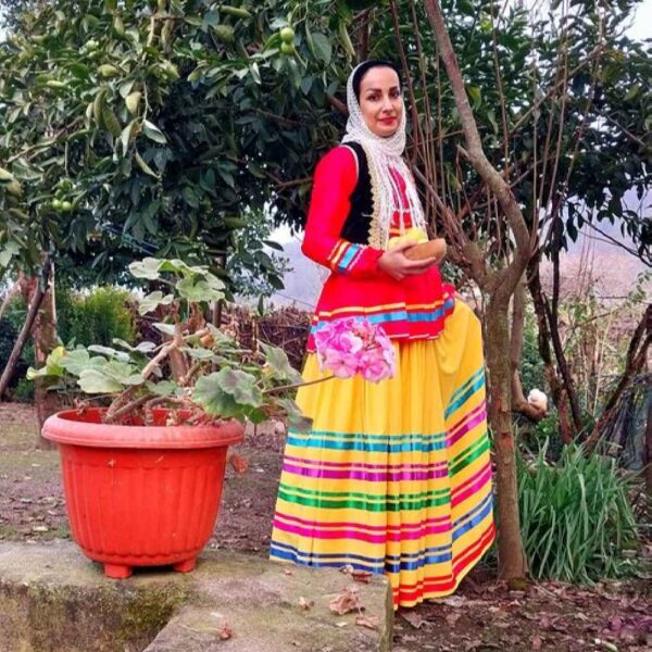 波斯吉拉尼女性传统服饰套装