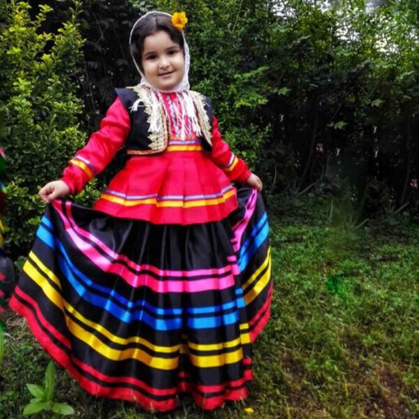 波斯女孩传统吉拉基服饰套装