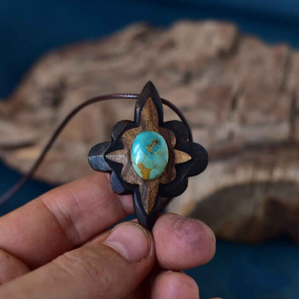 Main image of 雕刻木吊坠配绿松石宝石 手工艺术款