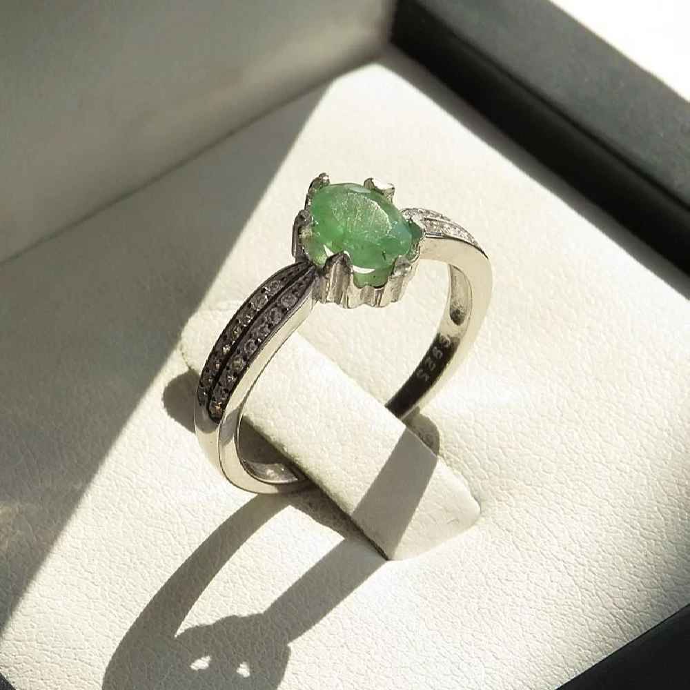 Main image of 女款绿宝石银戒指 订婚款 Sepid