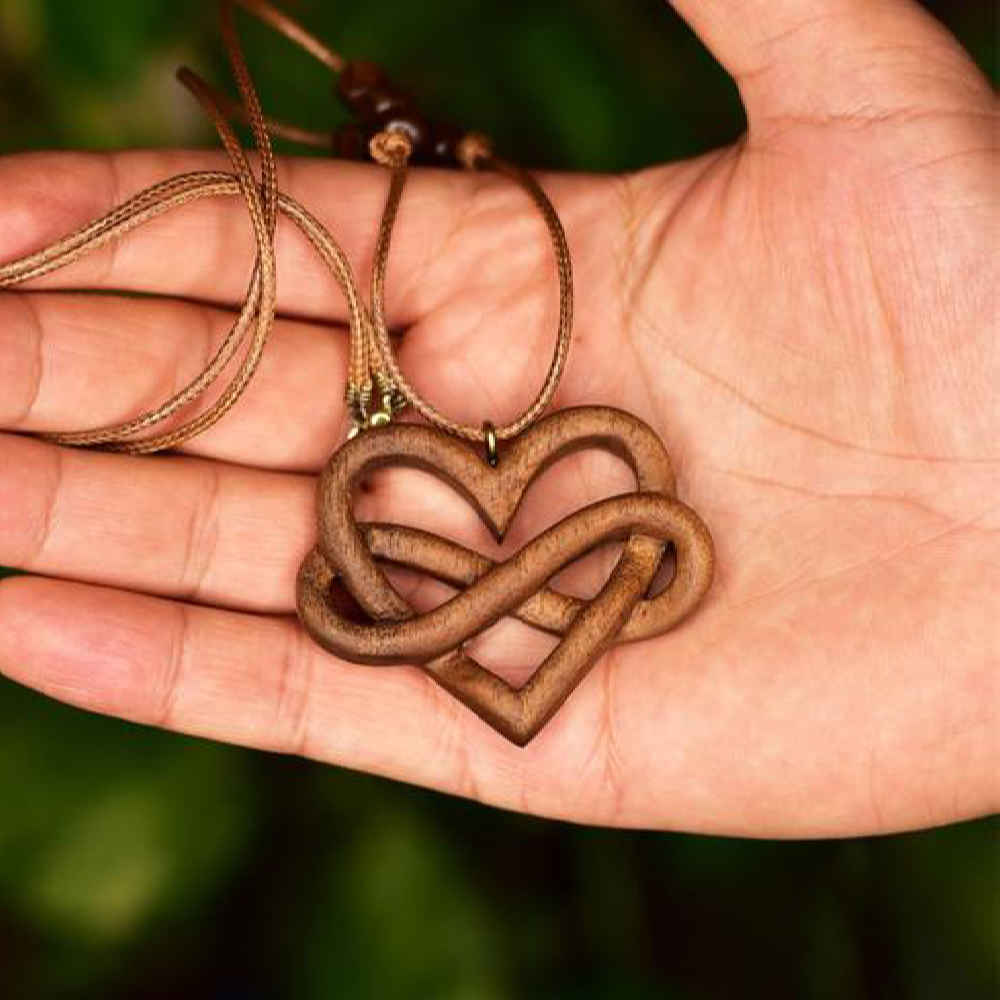 Main image of 木质项链 手工艺术风格 爱心