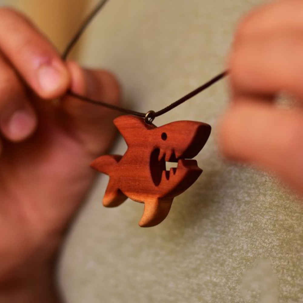 Main image of 雕刻木吊坠 手工艺术 鲨鱼