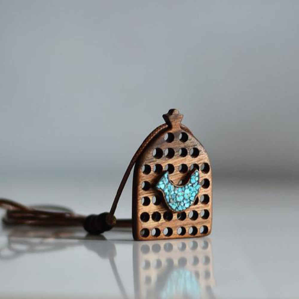 Main image of 雕刻木吊坠配绿松石宝石 手工艺术 Amin鸟