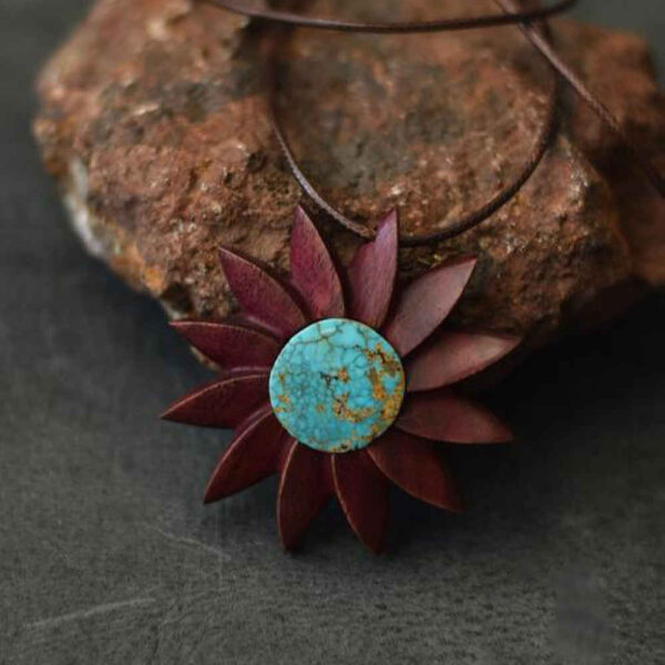 雕刻木吊坠配绿松石宝石 手工艺术 Taban