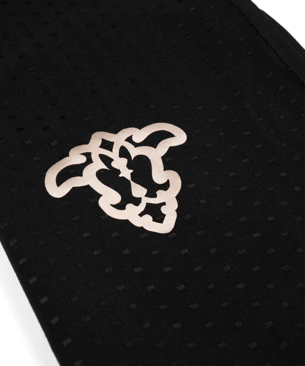 女性纯黑披肩 – Ador 符号款