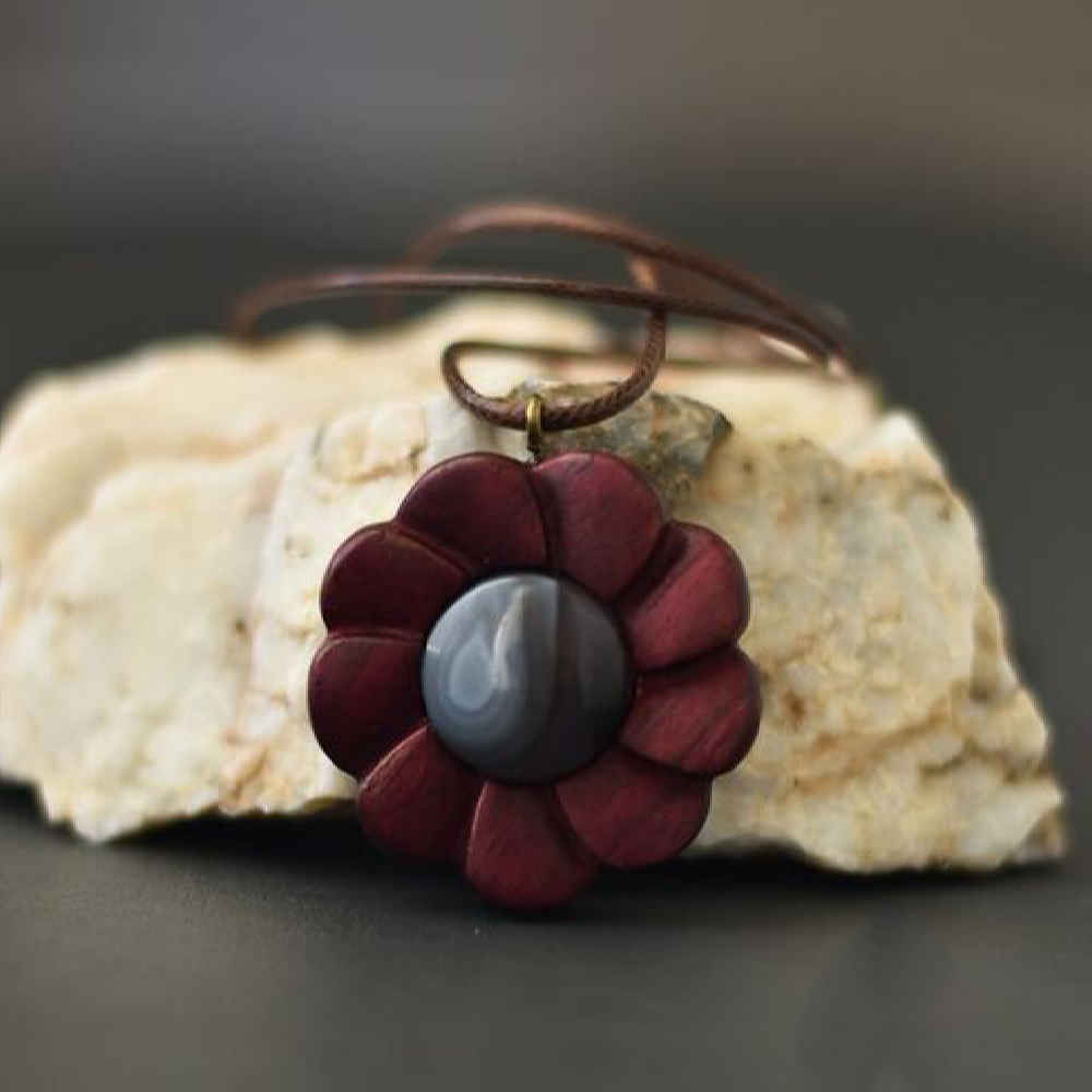 Main image of 雕刻木吊坠配玛瑙宝石 手工艺术 花卉