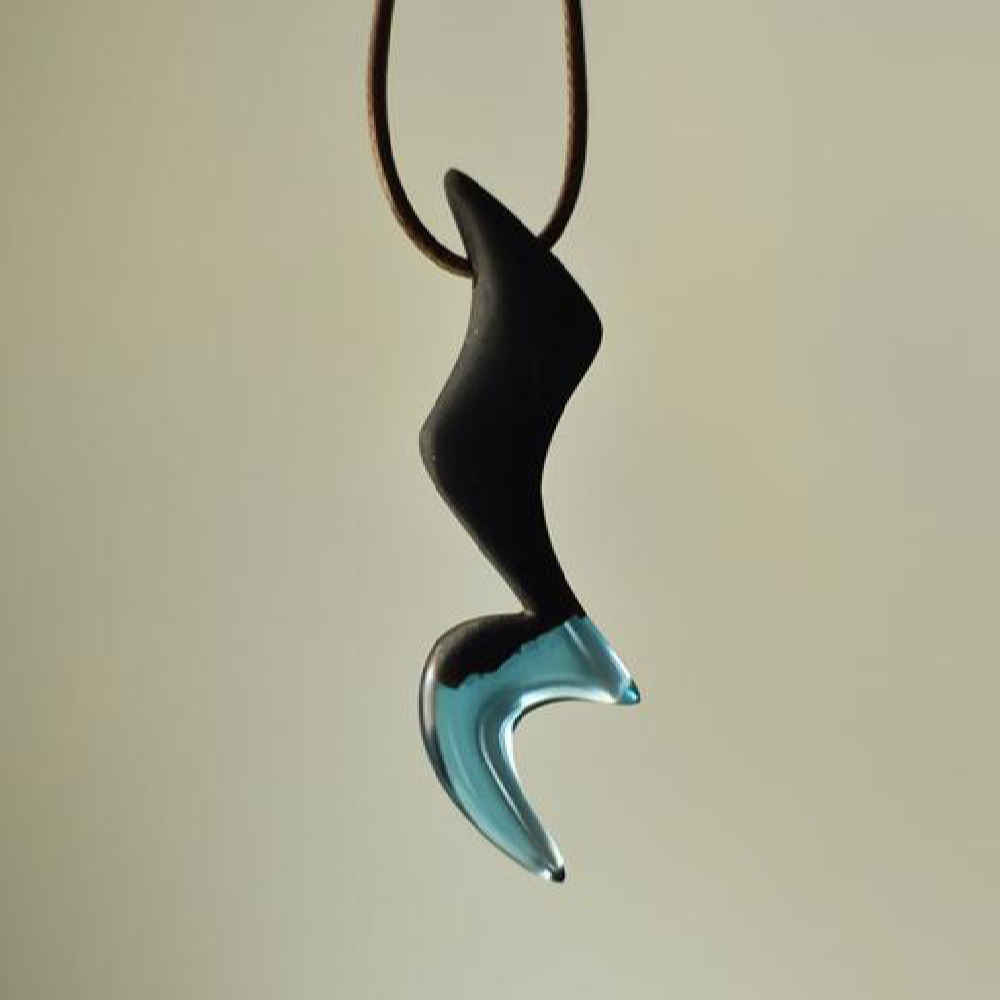 Main image of 雕刻木吊坠配树脂 手工艺术 寂静