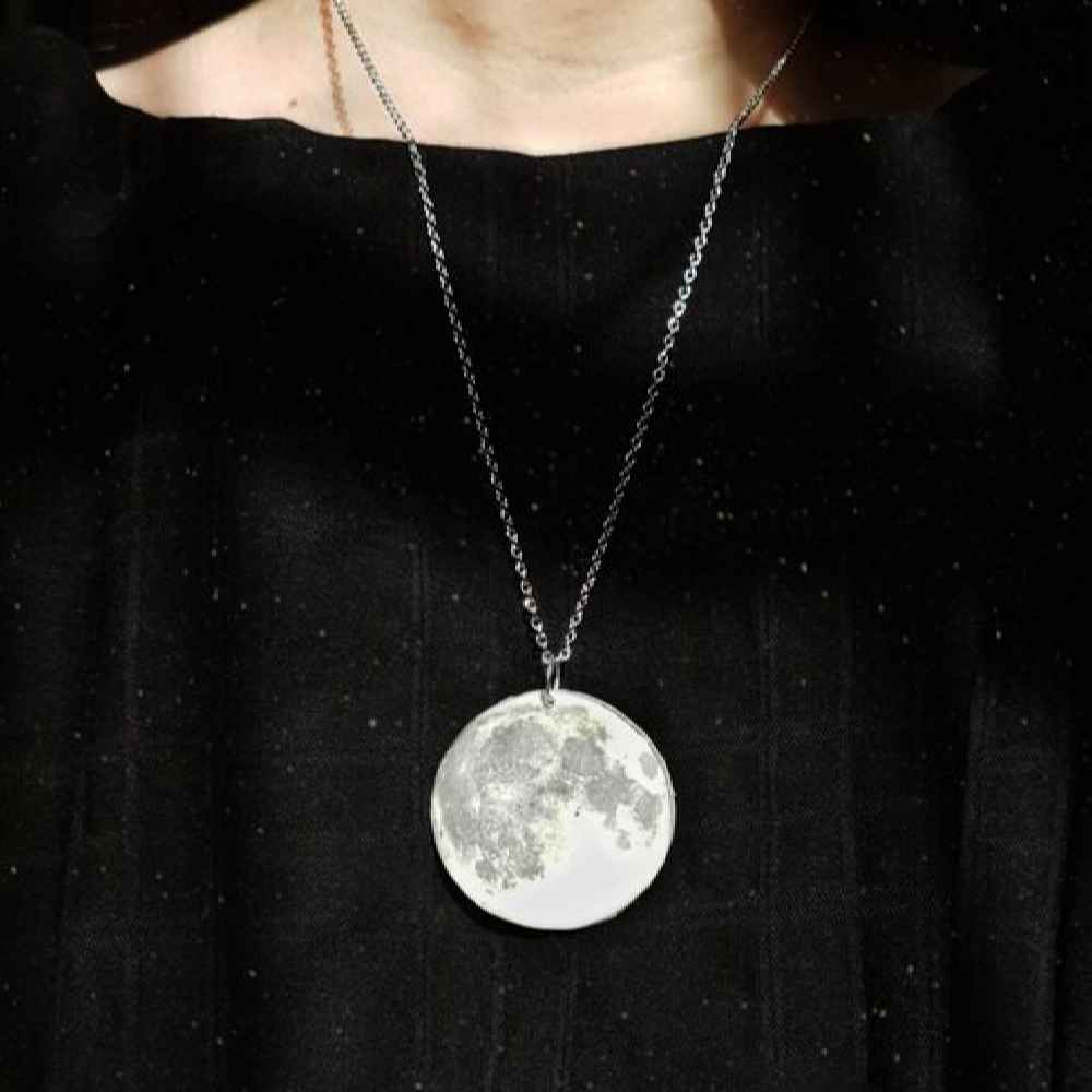 Main image of 女款树脂项链吊坠 – 手工 Moon 款