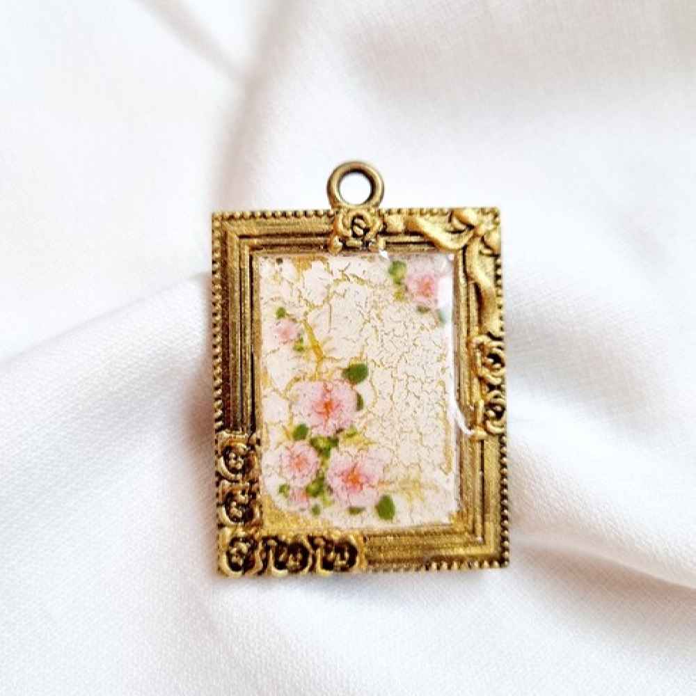 Main image of 女款树脂项链吊坠 – 手工 Shokofeh 款