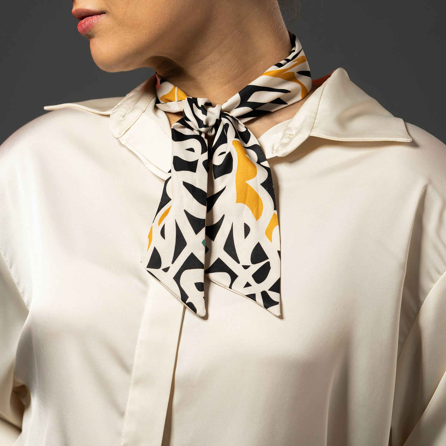 Main image of 波斯女士真丝方巾 – 奢华亮丽 Khial 款