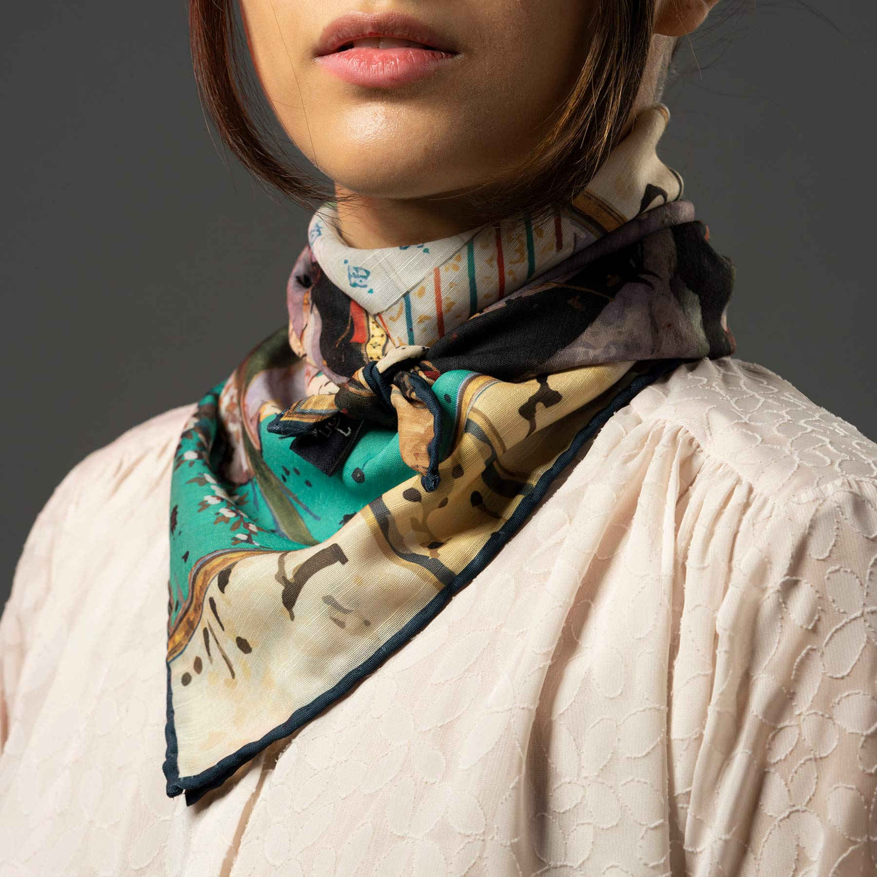 Main image of 波斯女士真丝方巾 – 奢华亮丽 Khosro o Shirin 款