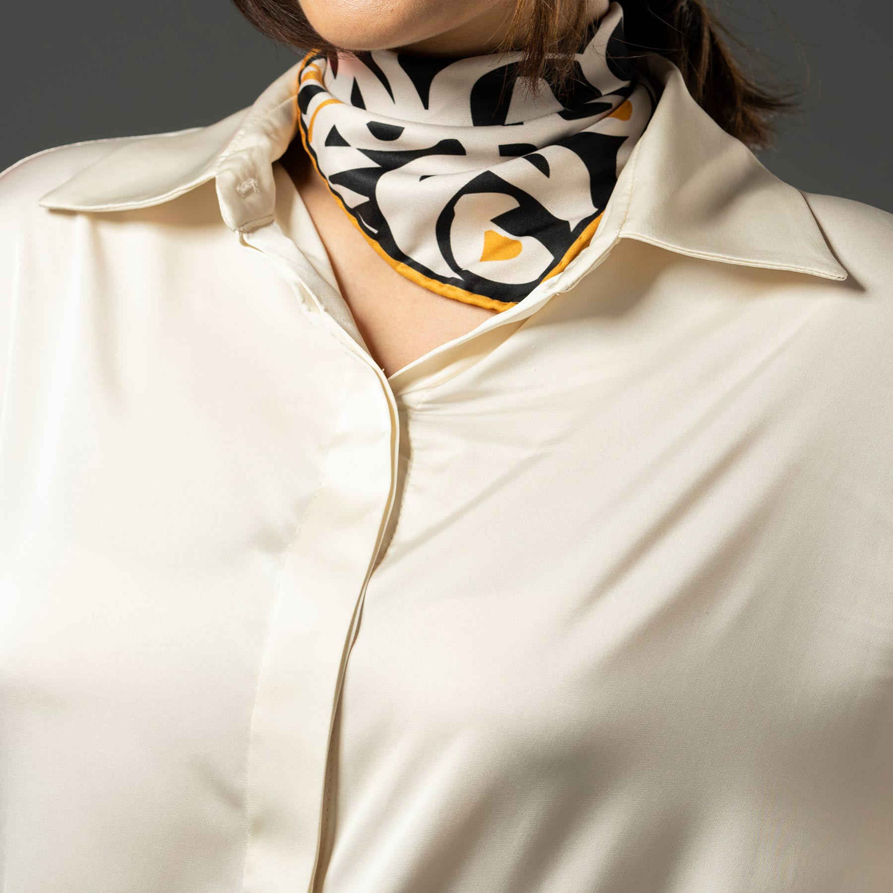 Main image of 波斯女士真丝方巾 – 奢华亮丽 Khial 款