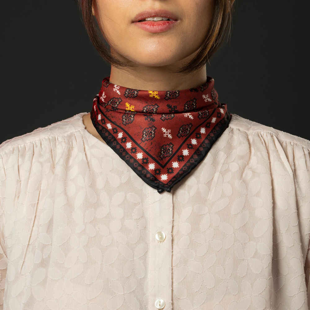 Main image of 波斯女士真丝方巾 – 奢华亮丽 Diyar 款