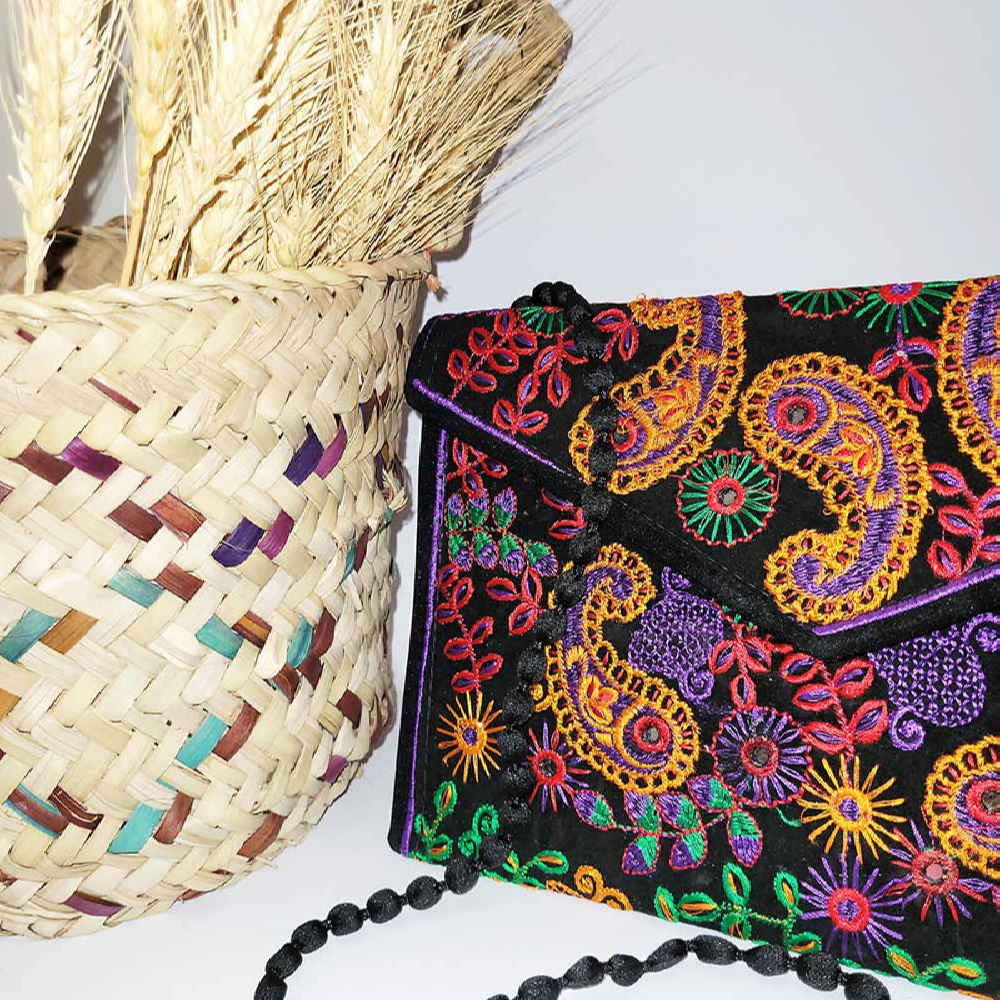 刺绣民族风天鹅绒手拿包，佩斯利图案