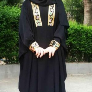 传统穆斯林女士阿巴亚——柔黑色绉纱面料