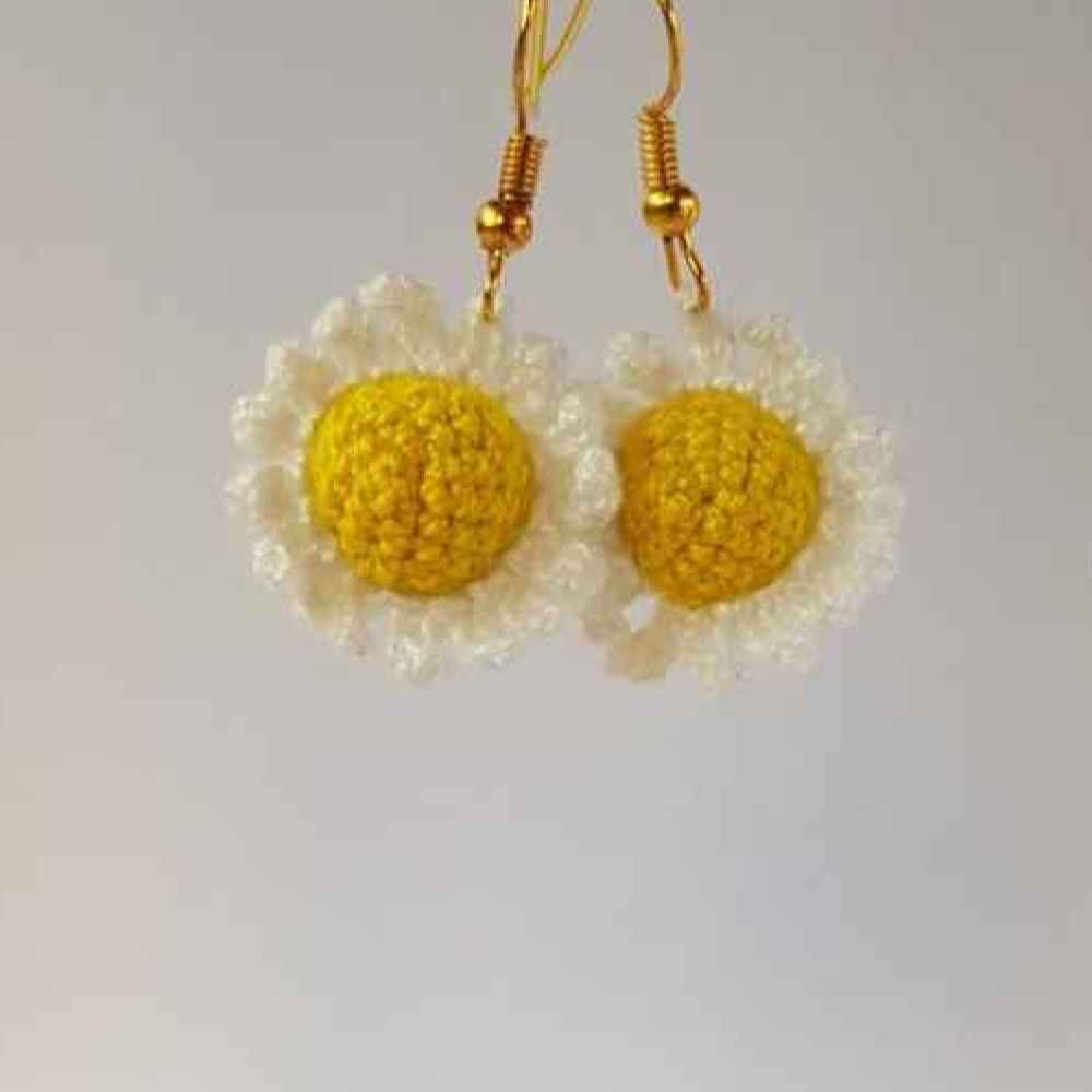 Main image of 女士手工编织垂坠耳环 – 花朵款