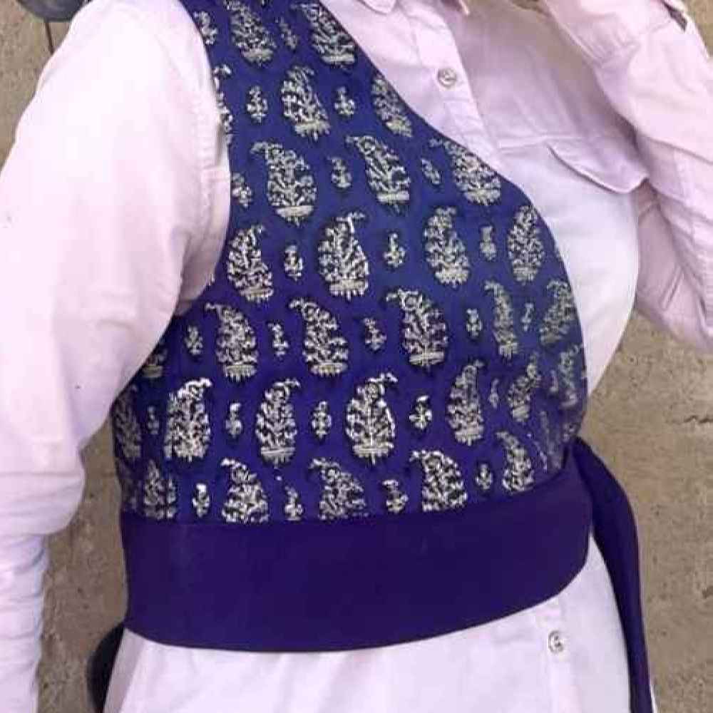 Main image of 女式单肩短款上衣 模特 Hasti