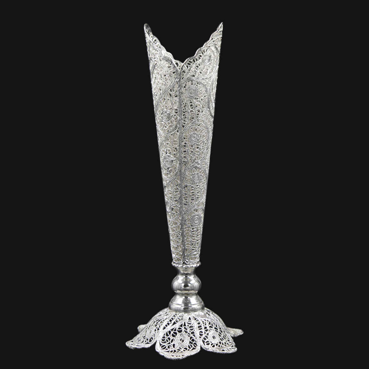 Main image of 装饰波斯镂空银色涂层喇叭花瓶 Malileh（马利莱）