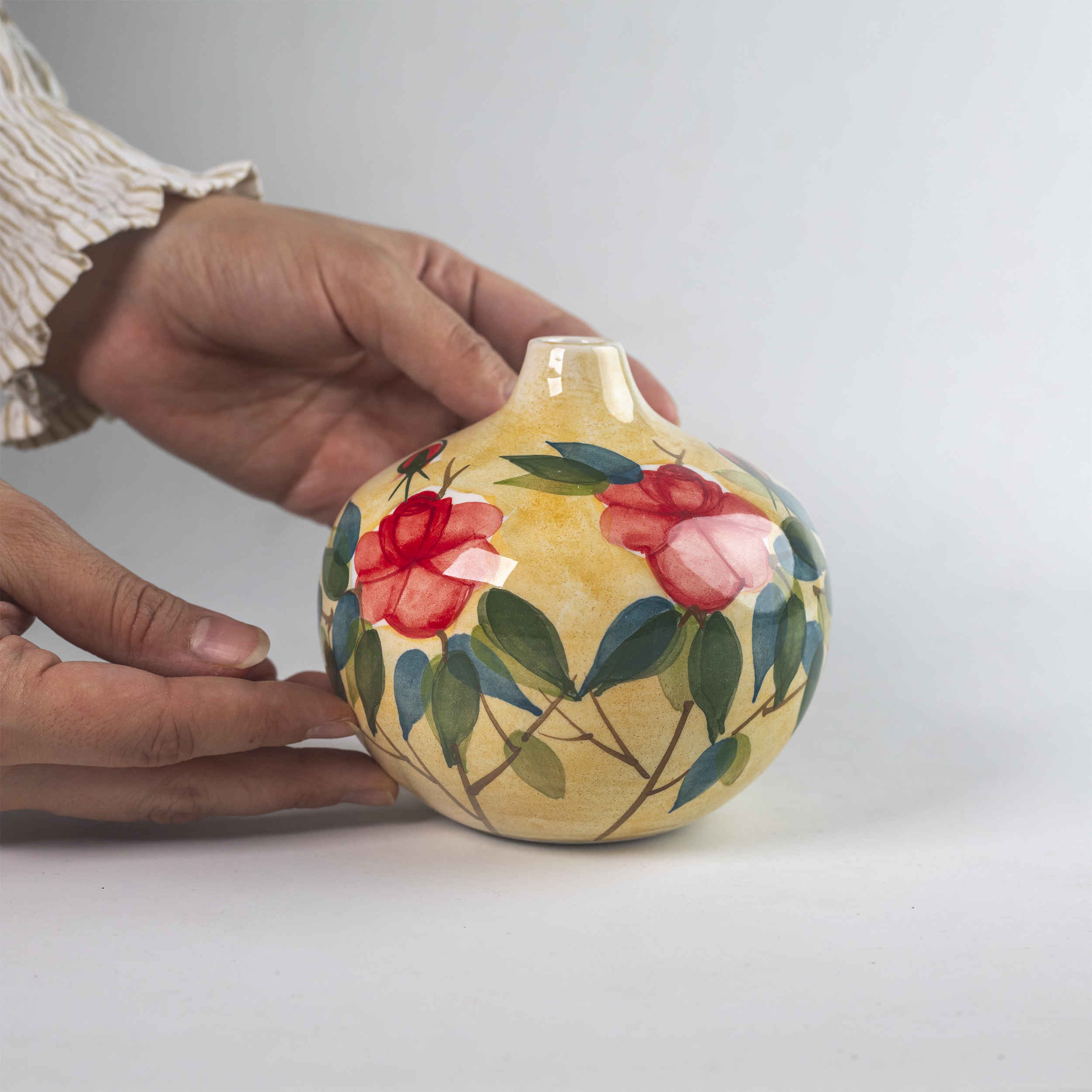 手工单枝陶瓷花瓶 – 小空间适用，手绘花卉图案