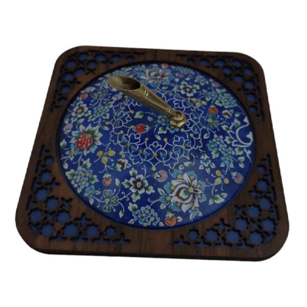 盛开风格 – 波斯 Minakari 铜笔筒，花卉细节