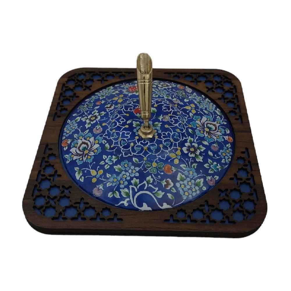 盛开风格 – 波斯 Minakari 铜笔筒，花卉细节